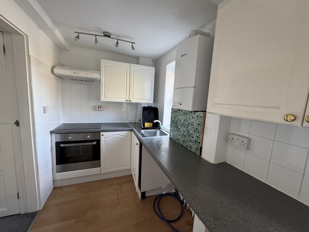 Lot: 37 - MID-TERRACE PROPERTY COMPRISING THREE-BEDROOM MAISONETTE AND GARDEN FLAT FOR IMPROVEMENT AND REPAIR - 52 Meadfoot Lane kitchen